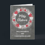 Chalkboard Son & Daughter im Gesetz Frohe Weihnach Karte<br><div class="desc">Frohe Weihnachten für Sohn und Tochter in der Rechtskarte mit rustikalem Landchalkboard-Muster und schneebedecktem Kranz mit Poinsettias.</div>
