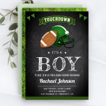 Chalkboard Sports Boy Football Baby Dusche Einladung<br><div class="desc">Lassen Sie sich von dieser Fußball-Babydusche überraschen, die mit einem amerikanischen Fußball und einem Sporthelm mit moderner Typografie vor einem Kalkboard-Hintergrund aufwartet. Fügen Sie einfach Ihre Veranstaltungsdetails zu dieser einfach zu bedienenden Vorlage hinzu, um sie zu einer einmaligen Einladung zu machen. Dreh die Karte auf, um eine schöne grüne Grasstruktur...</div>