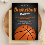 Chalkboard Sports Kids Basketball Geburtstagsparty Einladung<br><div class="desc">Die coole Basketball-Geburtstagsfeier mit Basketball und moderner Typografie vor dem Hintergrund eines Tafelbergs lädt zum Verweilen ein. Fügen Sie einfach Ihre Veranstaltungsdetails zu dieser einfach zu bedienenden Vorlage hinzu, um sie zu einer einmaligen Einladung zu machen. Dreh die Karte auf, um ein orangefarbenes und schwarzes Streifen-Muster auf der Kartenrückseite zu...</div>