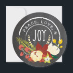 CHALKBOARD STAMPIERTE VINTAGE FLORAL HOLIDAY CARD FEIERTAGSKARTE<br><div class="desc">Ein warmer und farbenfroher Urlaubssaal mit illustrierten Blumen überragt einen Vintag geprägten "Frieden,  Liebe und Freude" über einem Kreideboden. Für ein kleines DU,  stechen Sie ein Loch in die Oberseite und Krawatte ein Band durch,  um Ihre Weihnachtskarte in ein Ornament zu verwandeln.</div>