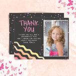 Chalkboard Stars Girl Birthday Foto Vielen Dank Postkarte<br><div class="desc">Chalkboard Stars Girl Geburtstag Foto Danke Postcard. Niedliche Geburtstag danke Ihnen Karte mit einem Foto und danke Ihnen für Ihre Freunde und Familie notieren. Laden Sie Ihr Foto hoch und personalisieren Sie die Karte mit dem Namen Ihres Kindes. Die Karte hat farbenfrohe Sterne und Wellen auf der Vorderseite und auf...</div>