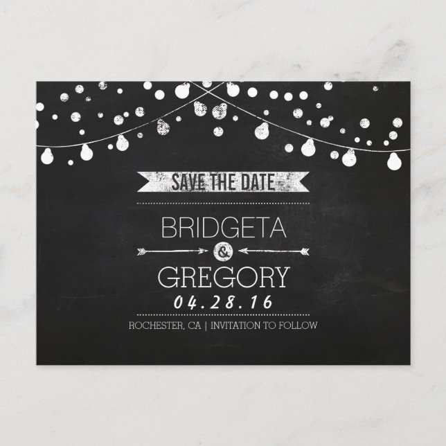 Chalkboard String Lights rustikal Save the Date Ankündigungspostkarte (Vorderseite)
