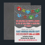 Chalkboard Tacky Christmas Sweater Einladungen<br><div class="desc">So niedlich! Auf der Wäschelinie hängen eine lustige,  kitschige Weihnachtsfeier mit farbenfrohen,  hässlichen Pullover und Westen mit fallendem Schnee und lustiger Typografie auf einem Chalkboard-Hintergrund. Handgezeichnete Abbildung von McBooboo.</div>
