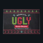 Chalkboard Ugly Christmas Sweater Nordic Strick Fu Fußmatte<br><div class="desc">"Willkommen zu unserem hässlichen Weihnachten im Pullover." Dekorieren Sie Ihren Eintritt in "style" mit dieser einzigartigen, lustigen personalisierten Namens-Begrüßungsmatte! Nordischer Strick Messe-Inselmuster von Knorpelbäumen, Rentieren, Ziergegenständen, zusammen mit spielerischer "Pullover" Typografie in Rot, Grün und Aqua Blau, überlagern einen Kalkbrett Hintergrund. Fügen Sie Ihren Familiennamen oder eine andere Kopie hinzu. Passende...</div>