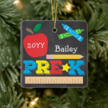 Chalkboard vor der Schule Keepake farbig Keramikornament<br><div class="desc">Das Pre-K-Ornament-Design umfasst einen Apfel, einen Herrscher, Stifte und kühnen, bunten lustigen Typografie! Klicken Sie auf die Schaltfläche Anpassen für weitere Optionen zur Änderung des Textes! Variationen dieses Designs, zusätzliche Farben sowie koordinierende Produkte sind in unserem Shop, zazzle.com/store/doodlelulu verfügbar. Kontaktieren Sie uns, wenn Sie dieses Design für ein bestimmtes Produkt...</div>