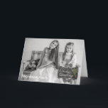 Chalkboard - Weihnachtsgrüße - Foto/Name Feiertagskarte<br><div class="desc">Ihr Foto steht im Mittelpunkt dieser angesagten Weihnachtsgrüße-Karte! Entworfen von Simply Put von Robn; modifizierte Grafik-Rahmen mit freundlicher Genehmigung Dianaz; modifizierte heilige Ornament mit Höflichkeit Graphics Factory.</div>