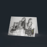 Chalkboard - Weihnachtsgrüße - Foto/Name Feiertagskarte<br><div class="desc">Ihr Foto steht im Mittelpunkt dieser angesagten Weihnachtsgrüße-Karte! Entworfen von Simply Put von Robn; modifizierte Grafik-Rahmen mit freundlicher Genehmigung Dianaz; modifizierte heilige Ornament mit Höflichkeit Graphics Factory.</div>