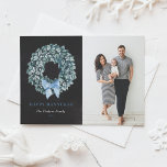 Chalkboard White Berry Wreath Happy Hanukkah Foto Feiertagskarte<br><div class="desc">Happy Hanukka! Senden Sie Ihre Urlaubswünsche an Freunde und Familie mit dieser anpassbaren Hanukkah-Karte. Diese Foto Hanukkah-Karte verfügt über einen weißen Winterberry-Kranz in Aquarellfarbe auf einem Imitat-Chalkboard-Hintergrund. Personalisieren Sie diese, indem Sie Ihre Daten hinzufügen. Die Hanukkah-Aquarell-Karte ist auch in anderen Farben und mit einem Karton erhältlich. Matching-Elemente sind ebenfalls verfügbar....</div>