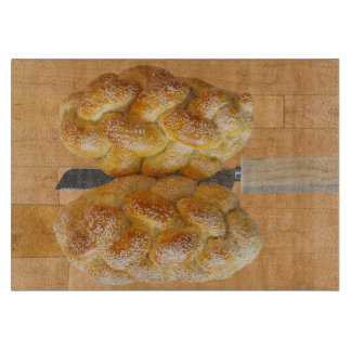 Challah auf dem Schneiderbrett mit Messer Schneidebrett