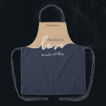 Challah ist eine Liebe, die essbar gemacht wurde N Schürze<br><div class="desc">Challah ist Liebe, die essbar gemacht wurde. NAVY & TAN. Sauberes, modernes Skriptdesign.Deine hausgemachte Challah ist ein rahmenwürdiges Kunstwerk.Unterschreiben Sie Ihr Meisterwerk mit einem blüh mit dieser schlichten, eleganten ALL-OVER PRINT SCHÜRZE. Koordiniert mit unserem passenden Challah Teig Cover, den Sie hier finden können: https://www.zazzle.com/collections/coordinated_apron_sets-119984004460509285 ÜBER UNSERE CHALLAH DOUGH COVERS: Backenthusiasten:...</div>