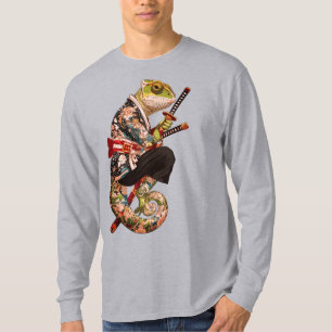 Chamäleon-Samurai – Tätowierter Krieger mit Katana T-Shirt