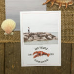 Chambray Lobster Rustic Wedding Foto Save The Date<br><div class="desc">Eine rustikale Seeheirat speichert das Datum mit einer Abbildung eines roten Hummers mit individuellem Foto auf der Vorderseite. Zurück ist kambiert Farbe Aquarell inspiriert Design.</div>