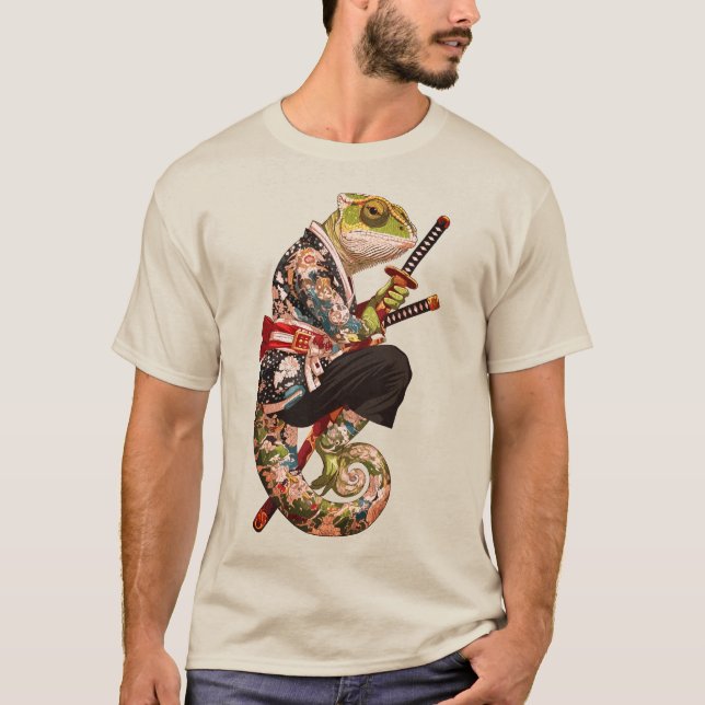 Chameleon Samurai - Tattooed Warrior mit Katana T-Shirt (Vorderseite)