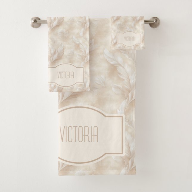 Champagne Feathers Delicate Tan Monogrammed Badhandtuch Set (Insitu)