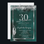 Champagne Glass Silver Confetti Green 30. Einladung<br><div class="desc">Elegantes Champagnerglas und silberne Konfetti auf grünem Hintergrund.</div>