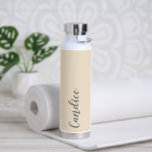 Champagne Personalisiert Wedding Bridesmaid Trinkflasche<br><div class="desc">Gönnen Sie Ihrer Hochzeitsjury oder Ihrer Trauzeugin diese trendige,  vakuumgetränkte Wasserflasche,  die ihren Namen in grauer,  stilisierter Schrift auf einem Champagnerfarbenhintergrund trägt,  der zu Ihrem Hochzeitsfarbenschema passt. Stellen Sie die Flasche nach Belieben durch Bearbeiten und Ersetzen des Namens durch Ihren eigenen Namen ein. Wählen Sie Ihre Wasserflasche.</div>
