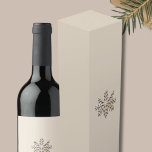 Champagne Snowflake Weingeschenkbox Weinbox<br><div class="desc">Genießen Sie Ihren Urlaub mit dieser Champagner Snowflake Wine Geschenkbox. Diese exquisite Box besticht durch ein faszinierendes Design aus gebürsteten metallischen Champagner-Schneeflocken vor einem hellen und luftigen Hintergrund und sorgt für eine atemberaubende Präsentation Ihrer Weingeschenke. Das elegante und festliche Muster verleiht dem Wein eine Touch saisonalen Charmes und ist somit...</div>