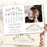 Champagner Peach Rose Kalender & Foto Hochzeit Save The Date<br><div class="desc">Diese wunderschöne Hochzeit Save the Date-Karte zeichnet sich durch ein rustikales bohisches Design aus, das mit handgemalten Aquarellfarben-Rose, Blüten und eucalyptus-Blätter in Champagnerblüten oder sehr blass pfirsich. Die links Seite der Karte ist ein individualisierbarer Kalender Ihres Hochzeitmonats mit einem Herz um Ihren besonderen Tag. Es gibt Platz für Ihre Namen,...</div>