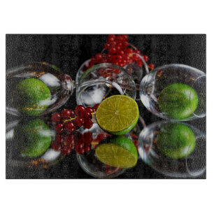 Champagnerbrille, Kirschen und Limes Schneidebrett