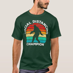 Champion der sozialen Distanz in Bigfoot T-Shirt