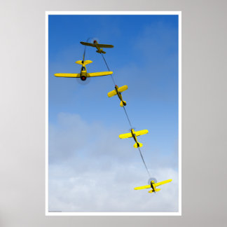 Chandelle Aerobatic Manöver mit Gelbflugzeug Poster