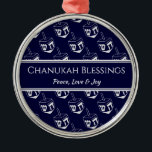 CHANUKAH-BLESSINGS| Dreidel GRAD Ornament Aus Metall<br><div class="desc">Stilvolle, elegante Ornamente für Ihre HANUKKAH Dekoration. Design zeigt einen SILVER GRAY-dreiblatt-Ausdruck in einem gefliesten Muster mit benutzerdefinierbarem Platzhalter-Text, den Sie durch Ihre eigene Gruß- und Textauswahl ersetzen können. Das Farbschema ist Mitternachtsblau und SILVER GRAY. Andere Versionen sind verfügbar. Entsprechende Artikel finden Sie in der HANUKKAH Kollektion von Berean Designs....</div>