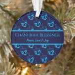 CHANUKAH BLESSINGS kundenspezifische Dreidel Blue  Ornament<br><div class="desc">Stilvolle,  elegante Ornamente für Ihre HANUKKAH Dekoration. Design zeigt einen Cyan-dreiel-Ausdruck in einem gefliesten Muster mit benutzerdefinierbarem Platzhalter-Text,  den Sie durch Ihre eigene Gruß- und Textauswahl ersetzen können. Die Farbe ist nachts blau und cyan. Andere Versionen sind verfügbar. Entsprechende Artikel finden Sie in der HANUKKAH Kollektion von Berean Designs.</div>