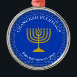 CHANUKAH BLESSINGS | Menorah | Hanukkah Ornament Aus Metall<br><div class="desc">Stilvolles Cobalt Blue CHANUKAH BLESSINGS Metal Ornament mit Imitaten silbernen Stern von David in einem gefliesten Muster im Hintergrund, und ein Imitat goldenen Menorah in der Mitte. Der Text liest CHANUKAH BLESSINGS VON UNSERER ZUHAUSE ZU YOURS und ist KUNSTBAR, sodass Sie die Nachricht nach Belieben ändern oder durch einen Namen...</div>