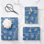 Chanukah Chanukah Geschenkpapier Set<br><div class="desc">Set von drei 19" x 29" halbglänzenden Blatt Papier mit einem Bild von silbernen dreiblättrigen und beleuchteten silbernen Menorahs auf blau. Siehe dazu passende Konfetti,  Etikett und viereckige Aufkleber. Die gesamte Hanukkah Wrapping Paper Kollektion finden Sie unter der Rubrik ZUHAUSE im Bereich HOLIDAYS.</div>