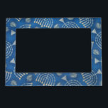 Chanukah Chanukah Magnetrahmen<br><div class="desc">5" x 7" magnetischer Rahmen mit einem Bild der silbernen dreidels und der beleuchteten silbernen menorahs auf Blau. Hält 4" x 6" Foto. See quadratischen Magneten zusammenbringend. Sehen Sie die gesamte Chanukka-Magnetsammlung im FEIERTAGS-Abschnitt.</div>