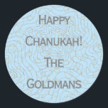 Chanukah "Dreidels/Stars/Blue" Stickers Runde<br><div class="desc">Chanukah/Hanukkah "Dreidels and Stars/Blue" Stickers Round. Silver und Gold "Dreidels and Stars" Genießen Sie diese Aufkleber als Kuchenoberflächen, Geschenketiketten, Gunst Taschenschließungen oder was auch immer Ihre Festlichkeiten sind! Persönlich gestalten, indem Sie "Happy Chanukah The Goldmans" löschen und Ihre eigenen Worte hinzufügen, indem Sie Ihren bevorzugten Schriftart Stil, Größe und Farbe....</div>