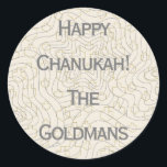 Chanukah/Hanukkah "Dreidels/Stars" Stickers Rund<br><div class="desc">Chanukah/Hanukkah "Dreidels and Stars" Stickers Round. Silver und Gold "Dreidels and Stars" Genießen Sie diese Aufkleber als Kuchenoberflächen, Geschenketiketten, Gunst Taschenschließungen oder was auch immer Ihre Festlichkeiten sind! Persönlich gestalten, indem Sie "Happy Chanukah The Goldmans" löschen und Ihre eigenen Worte hinzufügen, indem Sie Ihren bevorzugten Schriftart Stil, Größe und Farbe....</div>