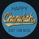 Chanukah/Hanukkah Retro Stickers Runde<br><div class="desc">Chanukah/Hanukkah Retro Stickers Round. "Retro Happy Chanukah EST 139 BCE" Viel Spaß mit diesen Aufklebern als Kuchenhalter, Geschenketiketten, Gefallen Taschenschließungen, oder was auch immer Steine Ihre Festlichkeiten! Personalisieren Sie diese, indem Sie "Happy" und "EST 139 BCE" löschen und Ihre eigenen Wörter hinzufügen, indem Sie Ihren bevorzugten Schriftart Stil, Größe und...</div>