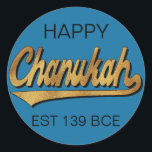 Chanukah/Hanukkah Retro Stickers Runde<br><div class="desc">Chanukah/Hanukkah Retro Stickers Round. "Retro Happy Chanukah EST 139 BCE" Viel Spaß mit diesen Aufklebern als Kuchenhalter, Geschenketiketten, Gefallen Taschenschließungen, oder was auch immer Steine Ihre Festlichkeiten! Personalisieren Sie diese, indem Sie "Happy" und "EST 139 BCE" löschen und Ihre eigenen Wörter hinzufügen, indem Sie Ihren bevorzugten Schriftart Stil, Größe und...</div>