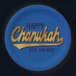 Chanukah Happy Retro Pappteller<br><div class="desc">Chanukah Happy Retro Paper Teller. Ersetzen Sie Text durch Ihre eigene Nachricht. Verwenden Sie Ihren bevorzugten Schriftart Stil, Farbe und Größe. Die Hintergrundfarbe kann geändert werden. Danke, dass ihr angehalten und vorbeigekommen seid! Viel geschätzt! Happy Chanukah/Hanukkah! Größe und Stil: 9" Rundpapier-Platte werfen Sie ein spektakuläres Party mit vollständig anpassbaren Papier-Teller...</div>