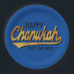 Chanukah Happy Retro Pappteller<br><div class="desc">Chanukah Happy Retro Paper Teller. Ersetzen Sie Text durch Ihre eigene Nachricht. Verwenden Sie Ihren bevorzugten Schriftart Stil, Farbe und Größe. Die Hintergrundfarbe kann geändert werden. Danke, dass ihr angehalten und vorbeigekommen seid! Viel geschätzt! Happy Chanukah/Hanukkah! Größe und Stil: 9" Rundpapier-Platte werfen Sie ein spektakuläres Party mit vollständig anpassbaren Papier-Teller...</div>