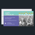Chanukah Menorah Foto-Karte Feiertagskarte<br><div class="desc">Beleuchten Sie das menorah und teilen Sie Ihre Freude auf Chanukah. Eine Fotokarte, die Ihre geliebten zur Schau stellt, krönte durch ein voll-beleuchtetes Chanukah menorah. Aller Text ist kundengerecht und sitzt gegen die Platten von reichem Lila und aquamarin mit einem subtilen Kreismuster, hervorgehoben durch einen Davidsstern In der Ecke. Verfügbar...</div>