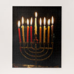 Chanukah menorah mit beleuchteten Kerzen Puzzle<br><div class="desc">Es ist Chanukah, das jüdische Lichtfestival. Diese einfache Menorah ist mit allen Kerzen am 8. und letzten Abend von Chanukah beleuchtet. Farbenfrohe Wachskerzen in Rot und Gelb erhellen die Dunkelheit. Genießen Sie dieses Rätsel während des langen Winters, um glückliche Erinnerungen von Familientradition, Ritualen und Zusammengehörigkeit wiederzuerwecken.</div>