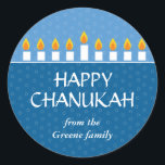 Chanukah Menorah Runder Aufkleber<br><div class="desc">Heute bester Preis - 14. September 2010 Leicht die Menorah und teilen Sie Ihre Freude auf Chanukah. Eine Fotokarte, in der Ihre Lieben von einer vollständig beleuchteten Chanukah-Menorah gekrönt werden. Der gesamte Text ist individuell anpassbar und setzt sich aus royal- und hellblauen Tafeln mit einem subtilen Kreismuster zusammen. Erhältlich in...</div>