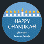 Chanukah Menorah Runder Aufkleber<br><div class="desc">Heute bester Preis - 14. September 2010 Leicht die Menorah und teilen Sie Ihre Freude auf Chanukah. Eine Fotokarte, in der Ihre Lieben von einer vollständig beleuchteten Chanukah-Menorah gekrönt werden. Der gesamte Text ist individuell anpassbar und setzt sich aus royal- und hellblauen Tafeln mit einem subtilen Kreismuster zusammen. Erhältlich in...</div>
