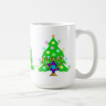 Chanukah und Weihnachten Tasse<br><div class="desc">Weihnachten und Chanukka auf Geschenken für Familien zwischen Glaubensrichtungen, die die Freude am Weihnachten und Schönheit von Chanukah feiern. Die Aufmachung von von Weihnachtenbaum und menorah mit jüdischem Davidsstern umgab durch Feiertagsgeschenke auf Grußkarten, Porto, Geschenkideen und Kleid für die Familie.</div>