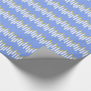 Chanukka-Kerzen auf blauer Geschenk-Verpackung Geschenkpapier