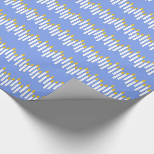 Chanukka-Kerzen auf blauer Geschenk-Verpackung Geschenkpapier (Ecke)