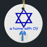 Chanukka- und Weihnachtsfeiertage Keramik Ornament<br><div class="desc">Eine niedliche Feiertagsdekoration mit einer Richtung des Spaßes macht ein Spaßgeschenk für die Häuser,  die Glauben - jüdisch und christlich,  Chanukka und Weihnachten kombinieren.  Der Davidsstern Seite sagt,  wir OY haben und die Weihnachtsmann-Seite sagt,  dass wir FREUDE haben. Koordinierengeschenk eingewickelte Pakete haben die roten und blauen Folienbögen.</div>