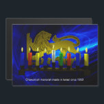 Chanukkah Brass Lion Menorah Magnetkarte<br><div class="desc">Dies ist eine 3D-digitale Reproduktion einer Messing Chanukkah Menorah,  mit einem Löwen,  in Israel hergestellt um 1950 von Kerzen beleuchtet auf einem Fraktal Hintergrund. Die originale Menorah stammt aus der Sammlung des Künstlers.</div>