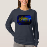 Chanukkah Brass Lion Menorah T-Shirt<br><div class="desc">Verfügt über eine digitale 3D-Reproduktion einer Messing,  Löwenmenorah,  hergestellt in Israel um 1950,  auf einem blauen Fraktal Hintergrund. Mit beleuchteten Kerzen dargestellt.</div>