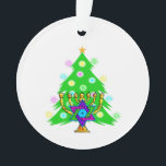 Chanukkah und Weihnachten Ornament<br><div class="desc">Chanukka und Weihnachten ist zusammen für Familien zwischen Glaubensrichtungenperfekt,  die beide Feiertage feiern. Aufmachung eines chanukah menorah vor einem Weihnachtsbaum,  der den Geist der Feiertage herausbringt.</div>