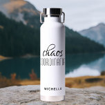 Chaos Coordinator Black Calligraphy Script Name Trinkflasche<br><div class="desc">Chaos Coordinator Black Calligraphy Script Name Insulated Water Bottle bietet ein einfaches Design des Textes "chaos Koordinator" in einem lustigen schwarzen Kalligraphie-Skript mit Ihrem personalisierten Namen unten. Perfektes Geschenk zum Geburtstag,  Weihnachten,  Muttertag,  Lehreranerkenntnis für die fleißige Mutter,  Lehrerin,  Sportteam-Manager oder Arbeitsleiter. Entworfen von © Evco Studio www.zazzle.com/store/evcostudio</div>