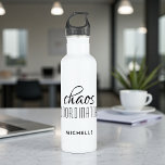 Chaos Coordinator Black Typografy Personalisiert Edelstahlflasche<br><div class="desc">Chaos Coordinator Black Typografy Personalisiert Water Bottle bietet ein einfaches Design des Textes "chaos-Koordinator" in einem lustigen schwarzen Kalligraphieskript mit Ihrem personalisierten Namen unten. Personalisieren Sie diese, indem Sie den Text in dem dafür vorgesehenen Textfeld bearbeiten. Ideal für die geschäftige Mutter, Lehrerin, Sportteam-Manager oder Arbeitssängerin. Entworfen von ©Evco Studio www.zazzle.com/store/evcostudio...</div>