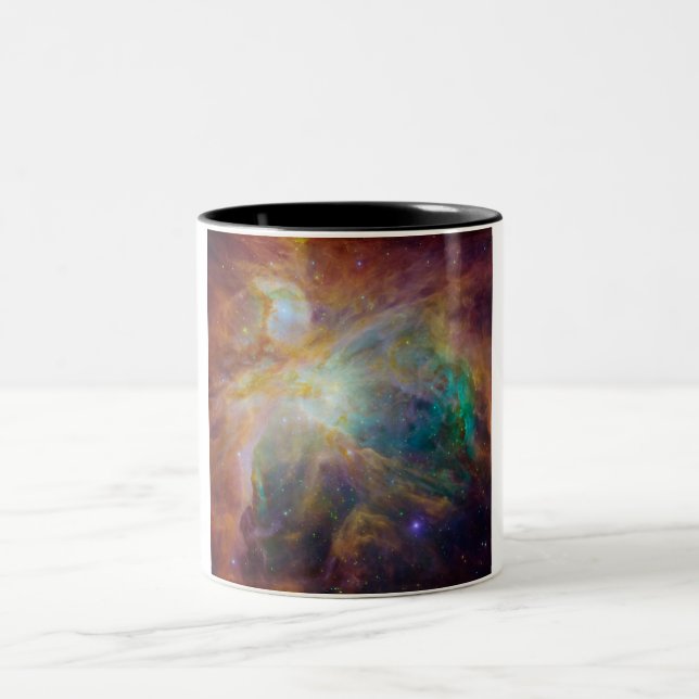 Chaos im Herzen des Orion Spitzer Hubble Composite Zweifarbige Tasse (Mittel)